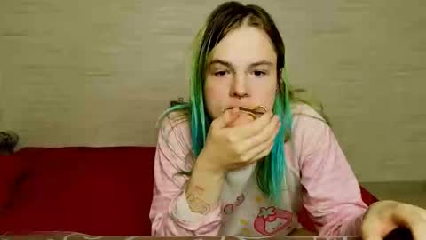 Snapshot of sweet4t chatting on 10.13.25 Haeyang Torry online show from 10.13.25