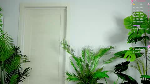 Snapshot of sweet__piece chatting on 10.03.25 Alice online show from 10.03.25