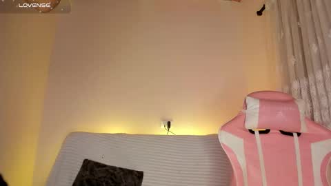 Snapshot of sweet_carine chatting on 01.17.25 camil online show from 01.17.25