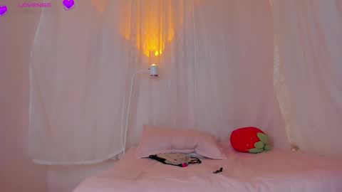 Snapshot of sweet_carine chatting on 09.13.25 camil online show from 09.13.25