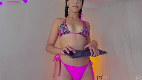 Snapshot of sweet_carine chatting on 10.05.25 camil online show from 10.05.25