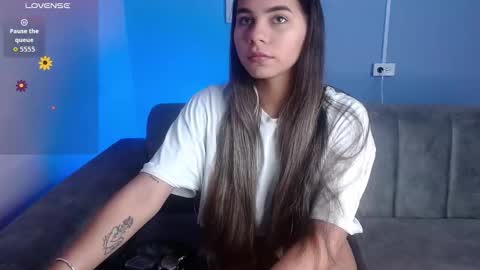 Snapshot of sweet_honey_wet chatting on 11.18.25 Nella online show from 11.18.25