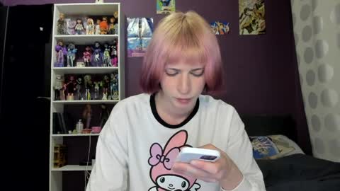 Snapshot of sweet_peach__ chatting on 04.27.26 kira online show from 04.27.26