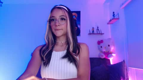 Snapshot of sweet_penny_ chatting on 11.12.25 Penny online show from 11.12.25