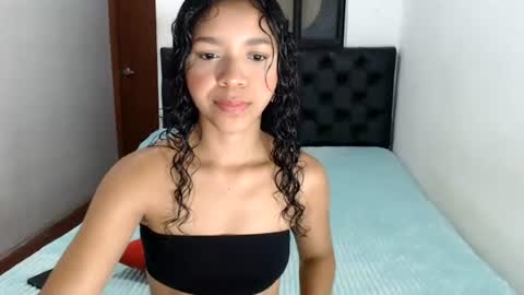 Snapshot of sweet_petite15 chatting on 06.12.26 petite sweet online show from 06.12.26