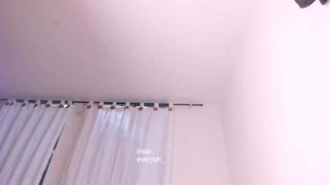 Snapshot of sweet_poetry chatting on 04.24.26 Ev online show from 04.24.26
