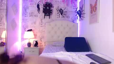 Snapshot of sweet_rabbitss chatting on 10.17.25 online show from 10.17.25