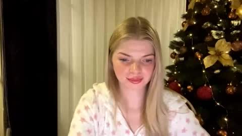 Snapshot of sweet_sinn_ chatting on 12.16.25 Mira online show from 12.16.25