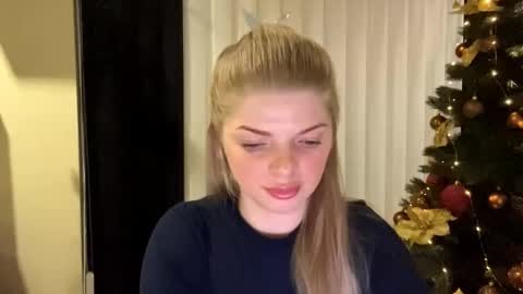 Snapshot of sweet_sinn_ chatting on 12.18.25 Mira online show from 12.18.25