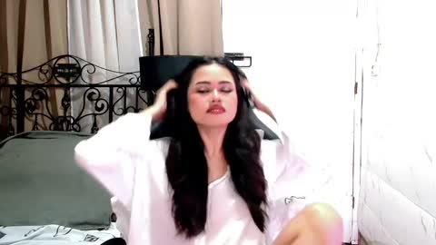 Snapshot of sweet_sirenxx chatting on 12.18.25 Leah online show from 12.18.25