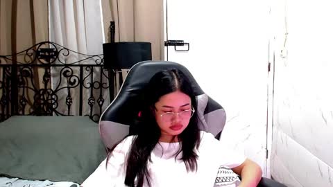 Snapshot of sweet_sirenxx chatting on 12.20.25 Leah online show from 12.20.25