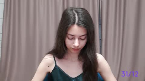 Snapshot of sweet_sweet_angel chatting on 12.31.24 Angel online show from 12.31.24