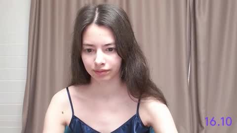 Snapshot of sweet_sweet_angel chatting on 10.16.25 Angel online show from 10.16.25