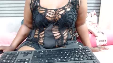 Snapshot of sweetcandypussy25 chatting on 02.15.26 queen online show from 02.15.26