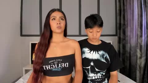 Snapshot of sweetcoupple chatting on 10.30.25 Eva Short hair girl - Victoria Long red hair online show from 10.30.25