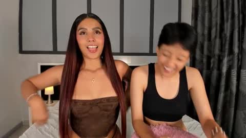 Snapshot of sweetcoupple chatting on 11.19.25 Eva Short hair girl - Victoria Long red hair online show from 11.19.25