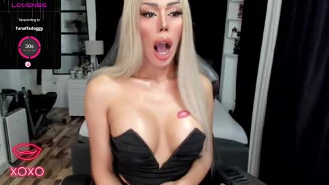 Snapshot of sweetestcandice08 chatting on 10.10.25 CANDACE online show from 10.10.25