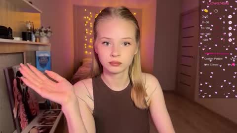 Snapshot of sweetielis chatting on 12.20.25 sweetie Lisa3 online show from 12.20.25