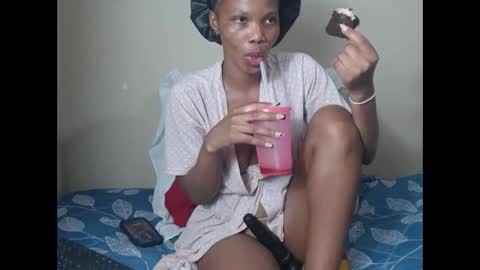 Snapshot of sweetlipss_ chatting on 12.05.25 sweetlipss_ online show from 12.05.25