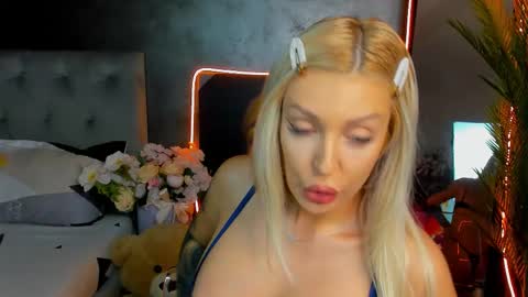 Snapshot of sweettheaa_ chatting on 09.26.25 Jessica online show from 09.26.25