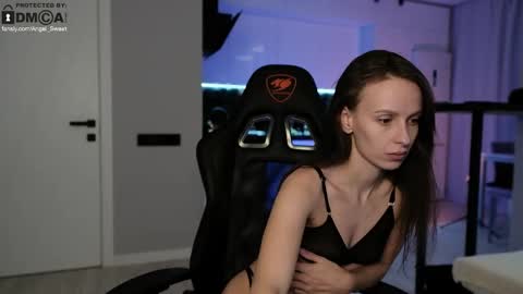 Snapshot of sweettooth20 chatting on 09.26.25 Leila and Alex online show from 09.26.25