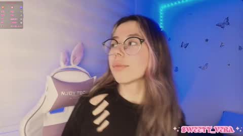 Veronica Independent Model online show from 10.22.25