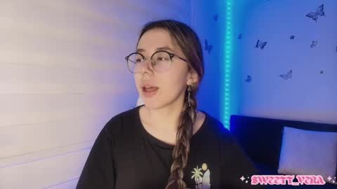 Veronica Independent Model online show from 10.25.25