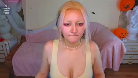 Snapshot of sweety_candys chatting on 10.30.25 Hot Candy online show from 10.30.25