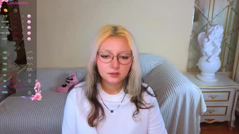 Snapshot of sweety_candys chatting on 11.22.25 Hot Candy online show from 11.22.25