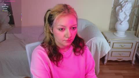 Snapshot of sweety_candys chatting on 11.28.25 Hot Candy online show from 11.28.25