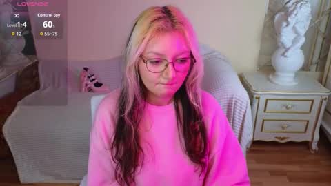 Snapshot of sweety_candys chatting on 12.01.25 Hot Candy online show from 12.01.25