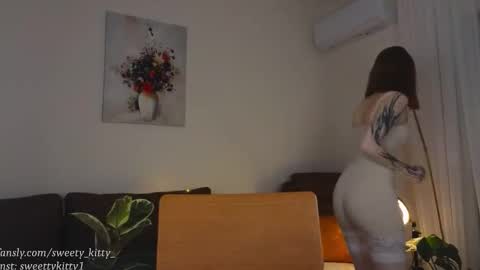 Snapshot of sweetykitty_x chatting on 11.17.25 Jenny give it a sub online show from 11.17.25