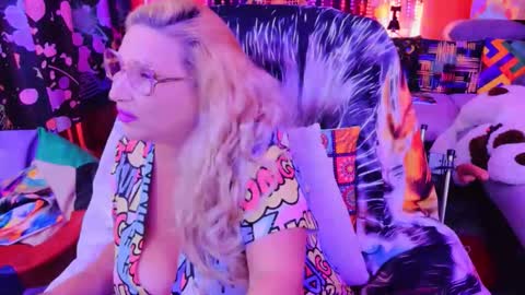 Snapshot of sweetylisahard chatting on 09.27.25 Lisa online show from 09.27.25