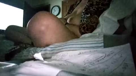 Snapshot of swollenclitneedsdad chatting on 10.04.25 swollenclitneedsdad online show from 10.04.25