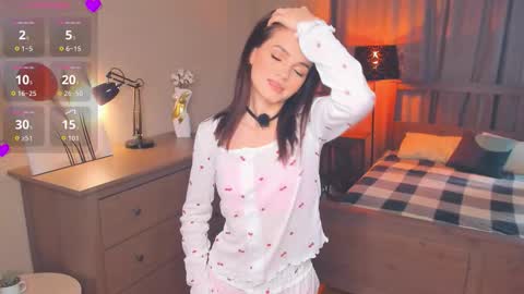 Snapshot of synne_glows chatting on 10.08.25 Eva online show from 10.08.25