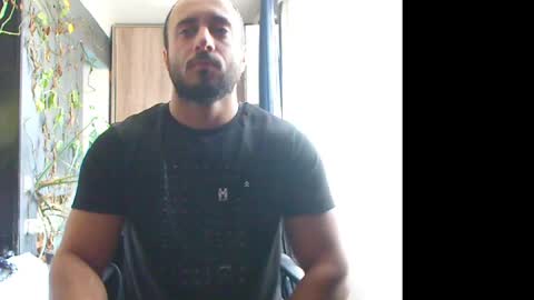 Snapshot of t_huracane chatting on 12.04.25 Huracane online show from 12.04.25