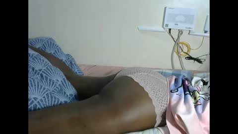 Snapshot of t_rexgirlly1 chatting on 10.19.25 Tray online show from 10.19.25