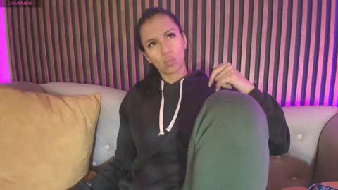 Snapshot of tamaraakins chatting on 11.30.25 Tamy online show from 11.30.25