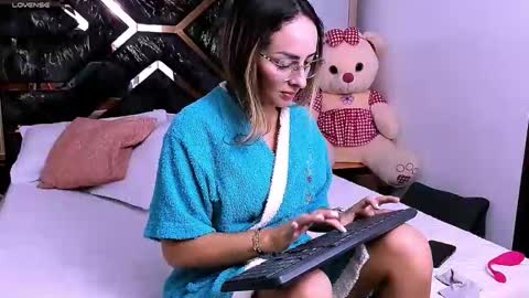 Snapshot of tania_white chatting on 04.10.26 Tania online show from 04.10.26