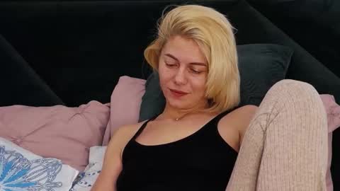 Snapshot of taniyagrey chatting on 02.19.26 tanyaGrey online show from 02.19.26