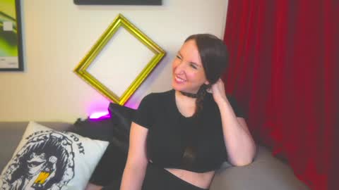 Snapshot of task_manager chatting on 11.23.25 Vivian Clark online show from 11.23.25