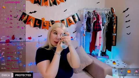 Snapshot of tasty__booty chatting on 11.02.25 Ann online show from 11.02.25