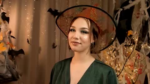 Snapshot of tate_crazy chatting on 10.31.25 Tate online show from 10.31.25