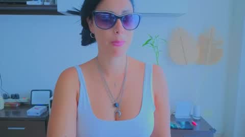 Snapshot of tatiana2224 chatting on 09.30.25 tatiana2224 online show from 09.30.25