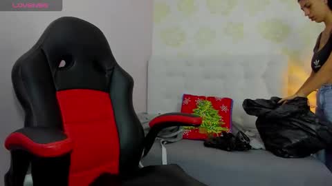 Snapshot of tatilarson chatting on 12.15.25 TATI online show from 12.15.25