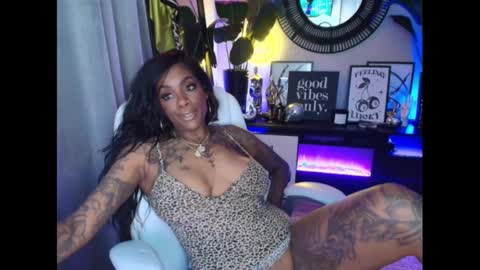 Snapshot of tatted_vixen chatting on 01.03.25 Tatted Queen online show from 01.03.25