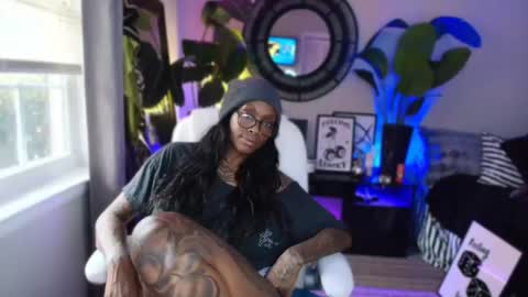 Snapshot of tatted_vixen chatting on 01.05.25 Tatted Queen online show from 01.05.25