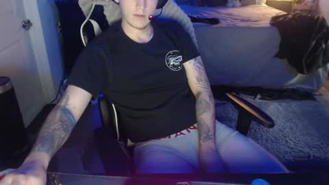 Snapshot of tattedhubs5 chatting on 10.24.25 tattedhubs5 online show from 10.24.25