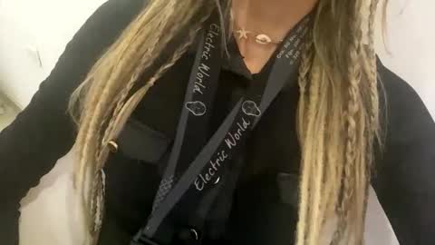 Snapshot of tattofoxx__ chatting on 10.20.25 Tatto Fox online show from 10.20.25