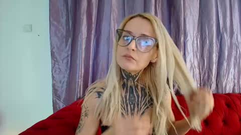 Snapshot of tattootemptress chatting on 11.25.25 tattootemptress online show from 11.25.25